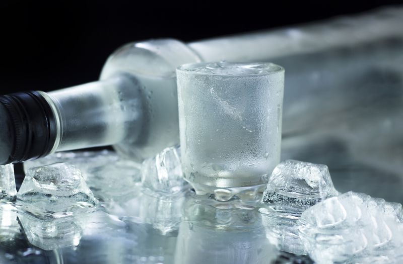 Почему стеклянные бутылки взрываются, если их положить в морозилку?